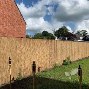 natuurlijke tuinafscheiding met riet